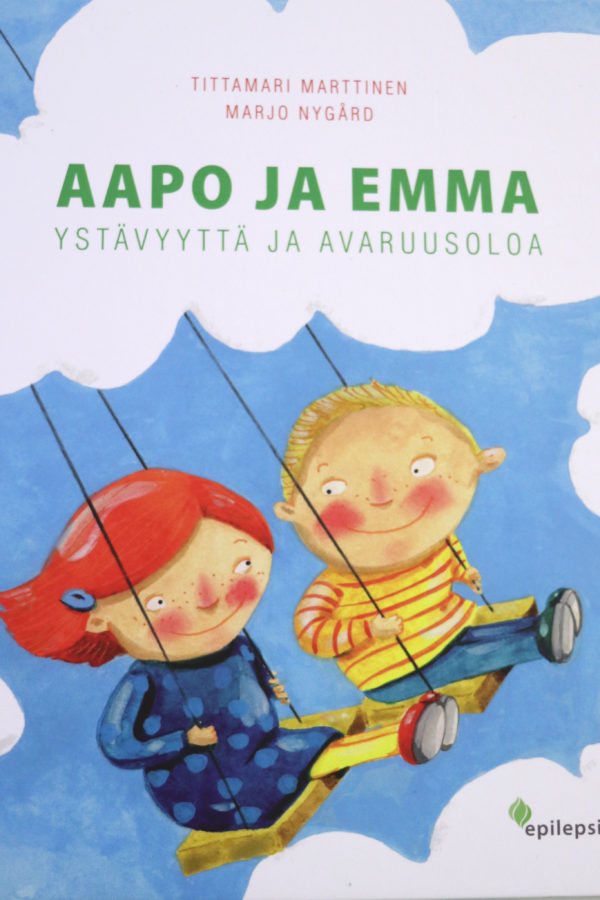 Aapo ja Emma -kirjan kansikuvassa lapset keinuvat ilmassa.