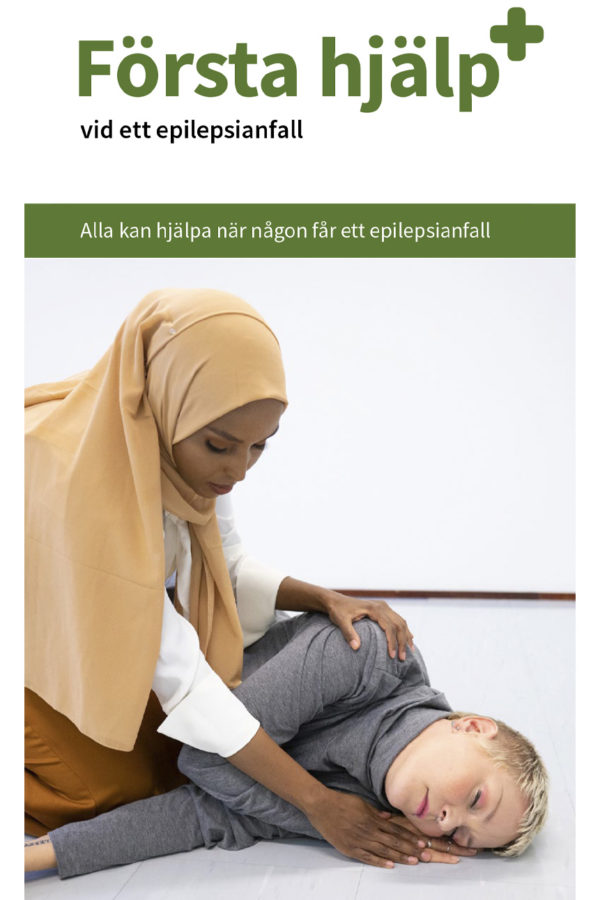 Ruotsinkielisen ensiapuesitteen kansi, jossa henkilö auttaa maassa makaavaa henkilöä.