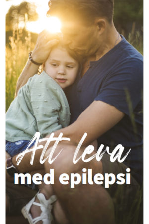 Esitteen kansikuva, jossa lapsi aikuisen sylissä ja teksti: att leva med epilepsi.
