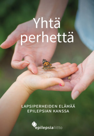 Yhtä Perhettä -kirjan kansikuva, jossa aikuisen ja lapsen kädet. Lapsen kädellä on perhonen.