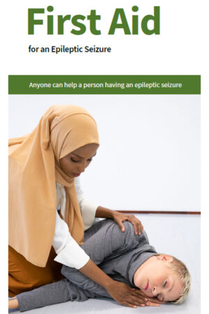 Englanninkielisen ensiapuesitteen kansi, jossa henkilö auttaa maassa makaavaa henkilöä.