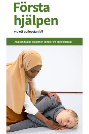 Ruotsinkielisen ensiapuesitteen kansi, jossa henkilö auttaa maassa makaavaa henkilöä.